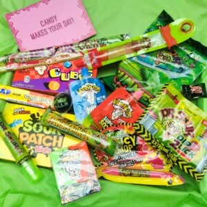 Sour candy Box met megaveel zuur snoep uit Amerika, Engeland en Nederland. Leuke mystery snoep box of Surprise.