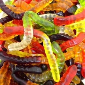 Haribo gloeiwormen, lekker zoet en in vrolijke kleuren. Lekker griezelsnoep voor Halloween