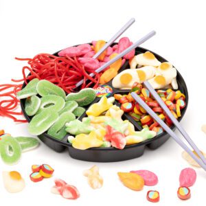 Délicieux plateau de bonbons asiatiques rempli de savoureux bonbons spéciaux en boule